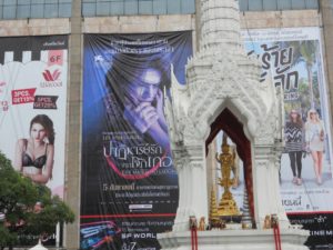 Bangkok, altar junto a un centro comercial